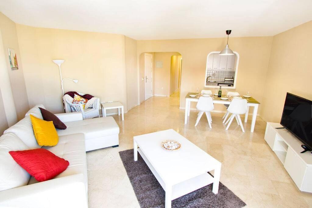 Spectacular Apartment In Matchroom Country Club Фуeнхирола Екстериор снимка